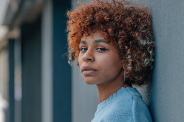 Afro-Amerikan kızının filtresiz doğal portresi
