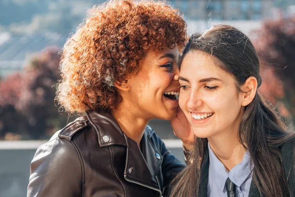 Dívky Drbání Nebo Šeptání Tajemství Ucha — Stock fotografie