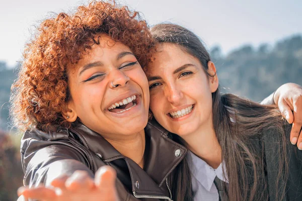 Junge Freundinnen Lächeln Glücklich Laut Heraus — Stockfoto