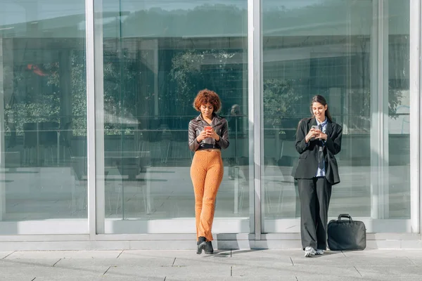 Donna Affari Urbana Con Telefoni Cellulari Strada — Foto Stock