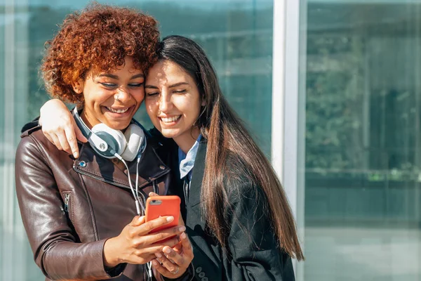 Meninas Sorrindo Rua Olhando Para Telefone Celular — Fotografia de Stock