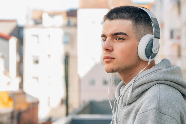 Joven Con Auriculares Escuchando Música Calle — Foto de Stock