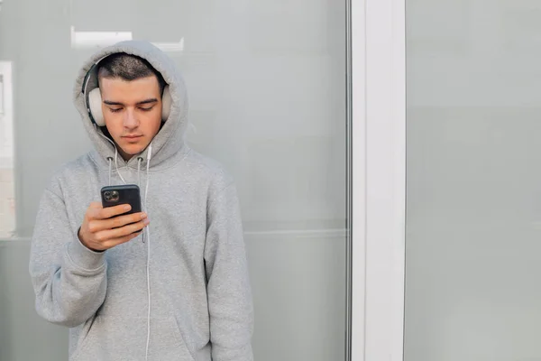 Jovem Urbano Moderno Millennial Com Telefone Celular Fones Ouvido — Fotografia de Stock