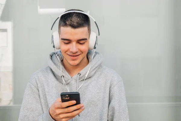 Jeune Homme Avec Casque Téléphone Portable — Photo