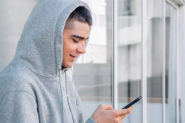 Urbain Branché Millennial Jeune Homme Avec Téléphone Mobile — Photo