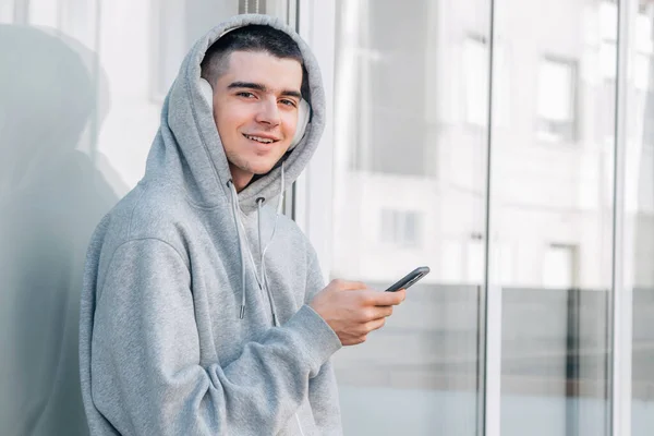 Jovem Urbano Moderno Millennial Com Telefone Celular Fones Ouvido — Fotografia de Stock