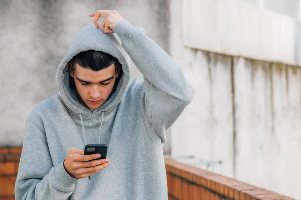 Urban Trendy Millennial Jongeman Met Mobiele Telefoon — Stockfoto