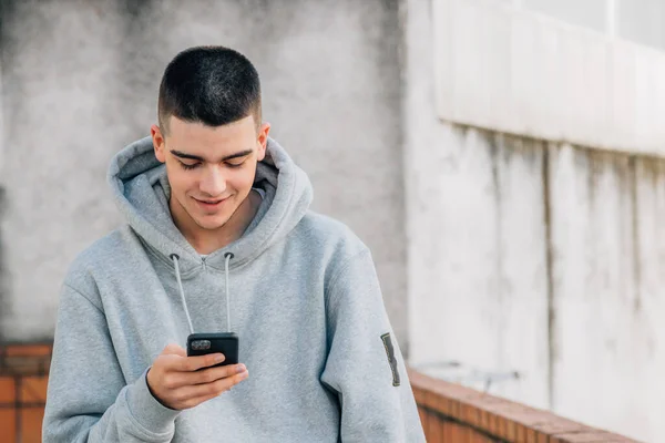 Urban Trendig Tusenårig Man Med Mobiltelefon — Stockfoto