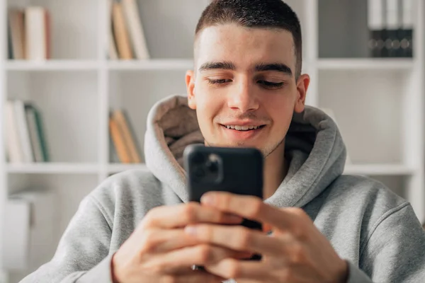 Adolescente Joven Mirando Teléfono Móvil — Foto de Stock