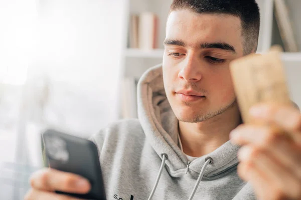 Hombre Joven Con Teléfono Móvil Tarjeta Crédito Compras Línea — Foto de Stock