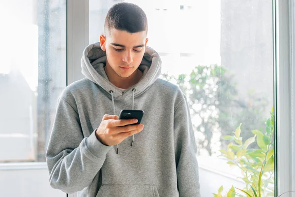 Adolescente Casa Com Telefone Celular — Fotografia de Stock