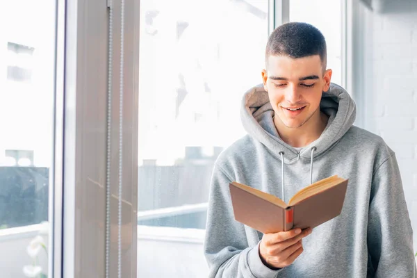 Tiener Jongen Het Lezen Van Een Leerboek — Stockfoto