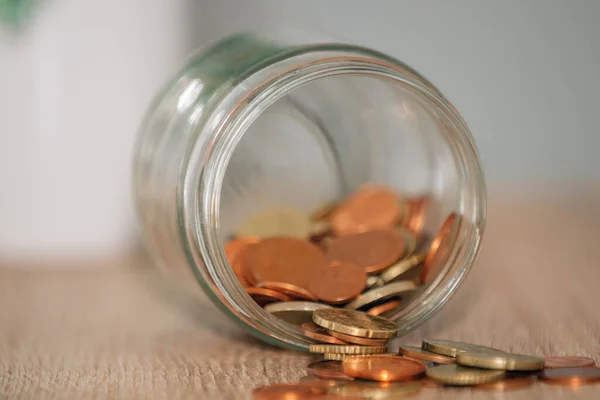 Pot Met Muntstukken Tafel Spaargeld — Stockfoto