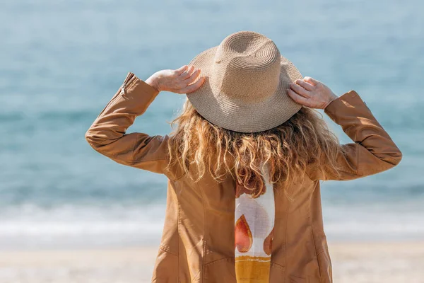 Menina Com Chapéu Sentado Areia Praia — Fotografia de Stock