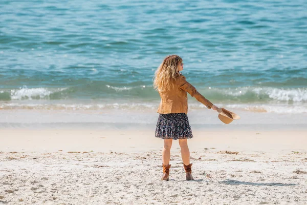Ubrana Kobieta Średnim Wieku Cieszy Się Plaży — Zdjęcie stockowe