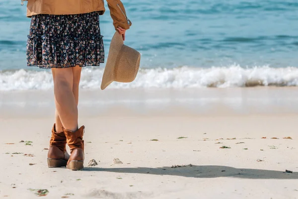 Dziewczyna Kapeluszem Plaży Patrząc Morze — Zdjęcie stockowe