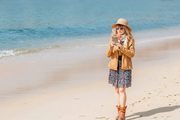 Kvinna Stranden Promenader Med Mobiltelefon — Stockfoto