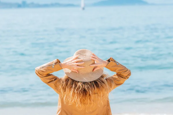 Donna Con Cappello Sulla Spiaggia Guardando Mare — Foto Stock