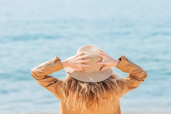Donna Con Cappello Sulla Spiaggia Guardando Mare — Foto Stock