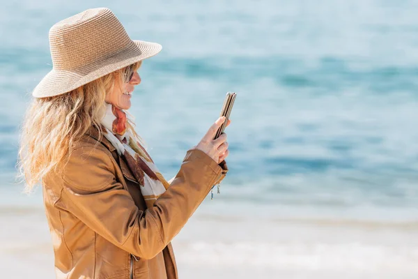 Mulher Praia Andando Com Telefone Celular — Fotografia de Stock