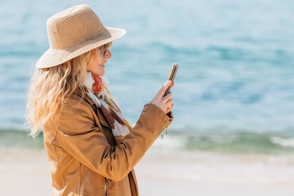 Vrouw Het Strand Wandelen Met Mobiele Telefoon — Stockfoto