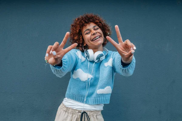 Счастливая Африканская Американка Наушниками Улице Копировальным Пространством Стене — стоковое фото