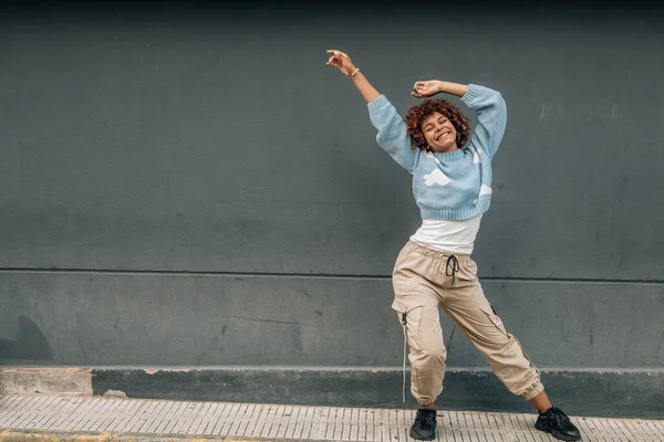 Boldog Mosolygós Lány Táncol Utcán — Stock Fotó