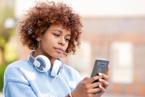 Afrikansk Amerikansk Flicka Med Hörlurar Och Mobiltelefon Gatan — Stockfoto