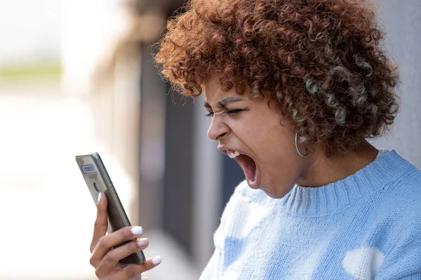 Girl Screaming Mobile Phone Talking Furious Angry — Stock Photo, Image