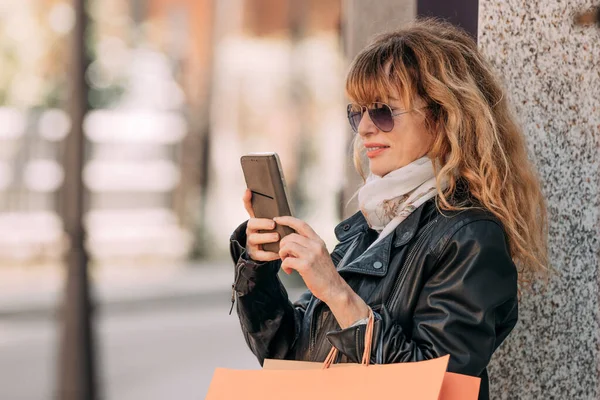 Donna Sulla Strada Dello Shopping Con Borse Telefono Cellulare — Foto Stock