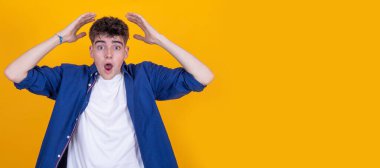 Çocuk şaşırmış bir ifadeyle arka planda izole edildi