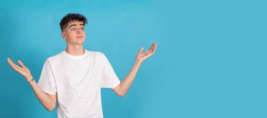 Şok olmuş genç adam şaşırmış bir ifadeyle arka planda izole edildi.