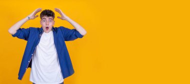 Çocuk şaşırmış bir ifadeyle arka planda izole edildi