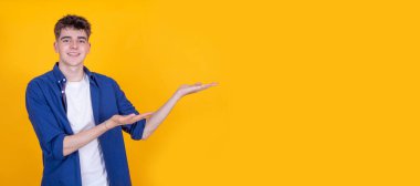 İzole edilmiş genç adam arka planda boşluk gösteriyor.