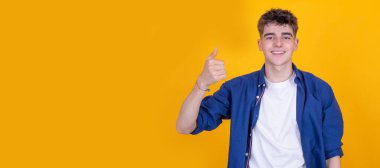 Tamam ya da onay işareti olan izole genç bir adam.