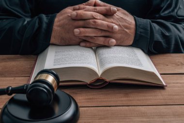 Tokmak, kitap, yasa ve adaletle yargıcın kıdemli elleri