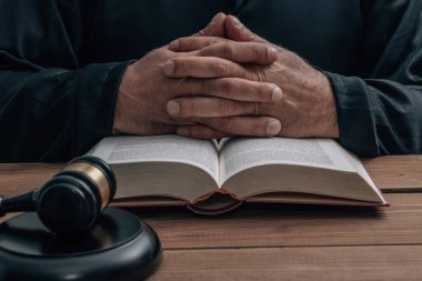 Tokmak, kitap, yasa ve adaletle yargıcın kıdemli elleri