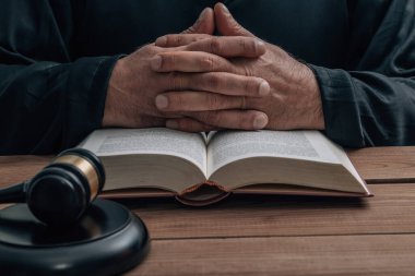 Tokmak, kitap, yasa ve adaletle yargıcın kıdemli elleri