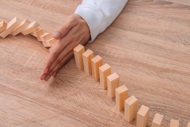 El çökmeyi durdurur Domino taşları ya da tahta yapboz