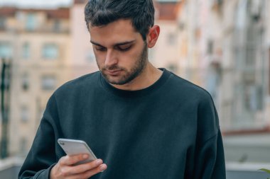 Cep telefonlu genç adam.