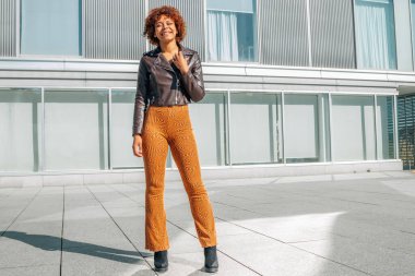 Modern şehir tarzı sokakta poz veren Afro-Amerikan kızı.