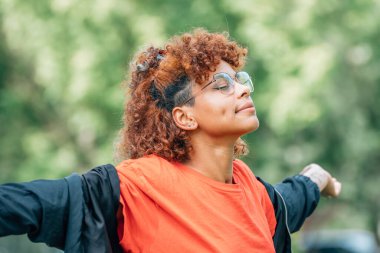 Kız dışarıda rahat nefes alıyor, sakin.