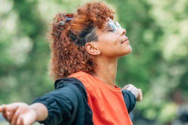 Kız dışarıda rahat nefes alıyor, sakin.