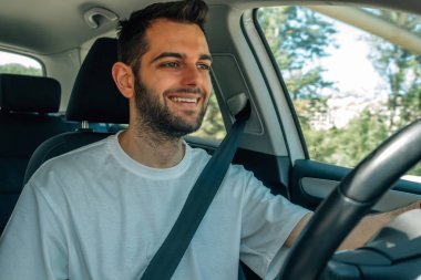 Direksiyondaki genç adam sürüyordu.