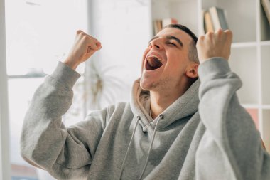 Genç çocuk sevinçle başarıyı kutluyor.