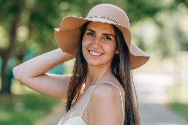 Yazın açık havada şapkalı bir kız.