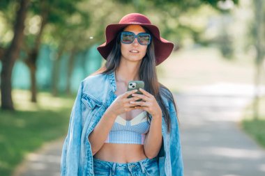 Cep telefonu ya da akıllı telefonu olan bir kız.