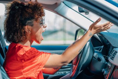 Kızgın kadın araba sürmeyi protesto ediyor.