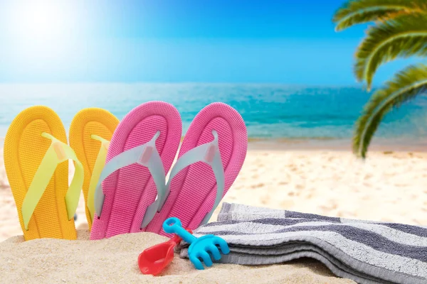 Сандалі Рушником Пляжі Влітку — стокове фото