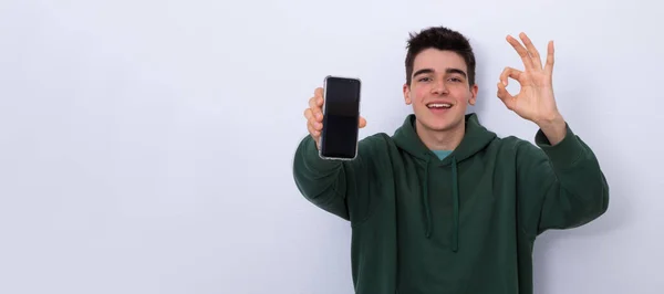 Izolowany Nastolatek Telefonem Komórkowym Lub Smartfonem — Zdjęcie stockowe